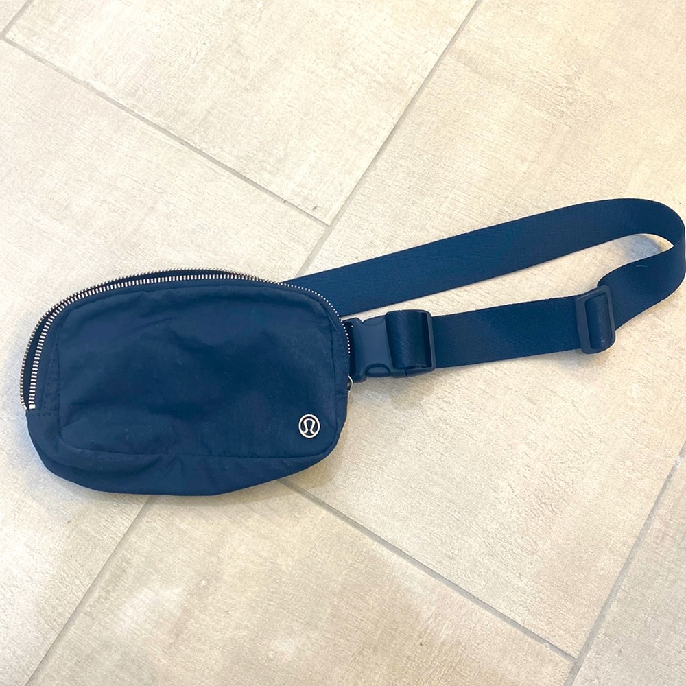 Lululemon Fanny pack- Navy blue